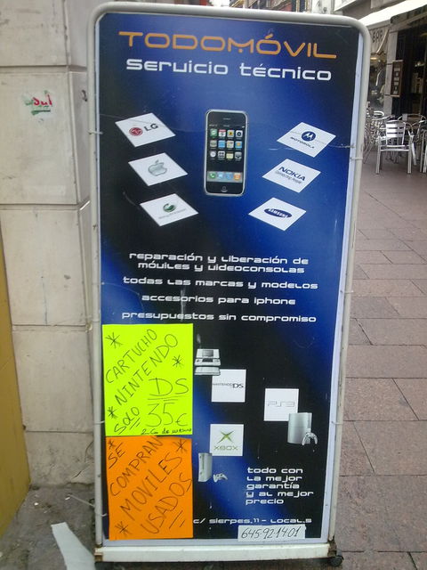 西班牙南部大城 Sevilla 大街上的手機解鎖廣告。 liberación: 使自由