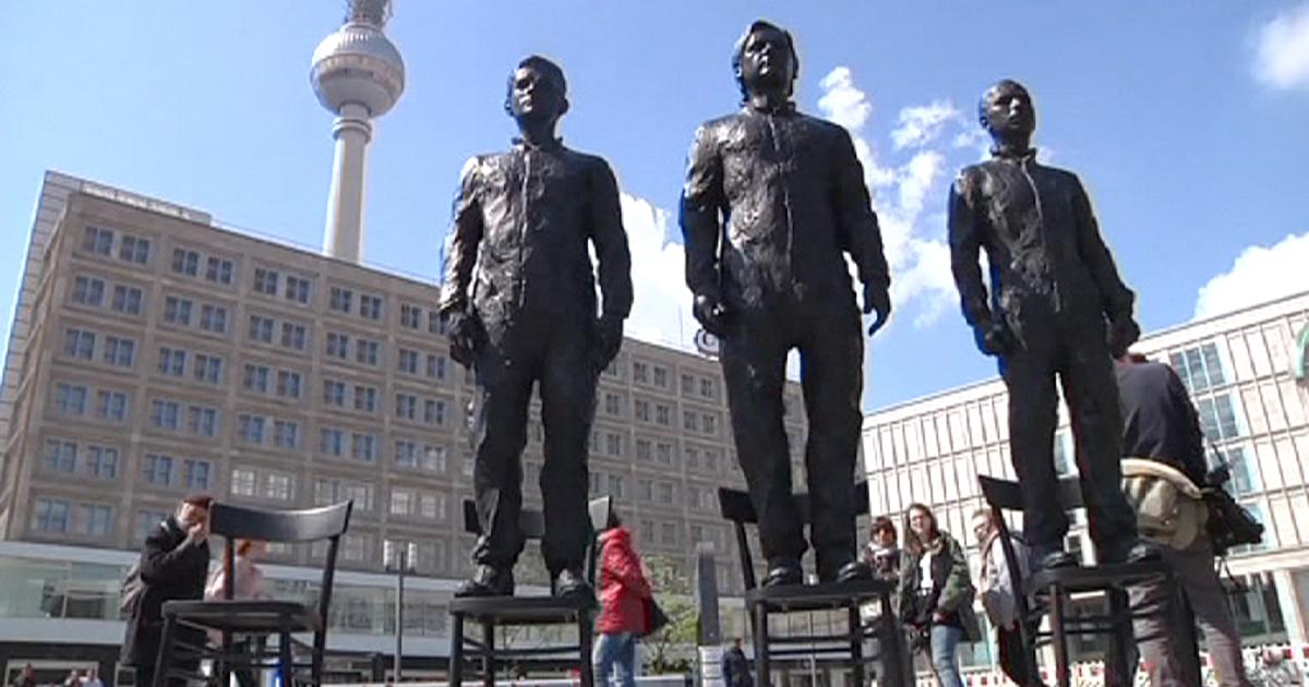 由左至右： Edward Snowden、
Julian Assange、 Bradley Manning
三位吹哨揭弊者的雕像站在德國柏林
Alexanderplatz 廣場的四張椅子上。